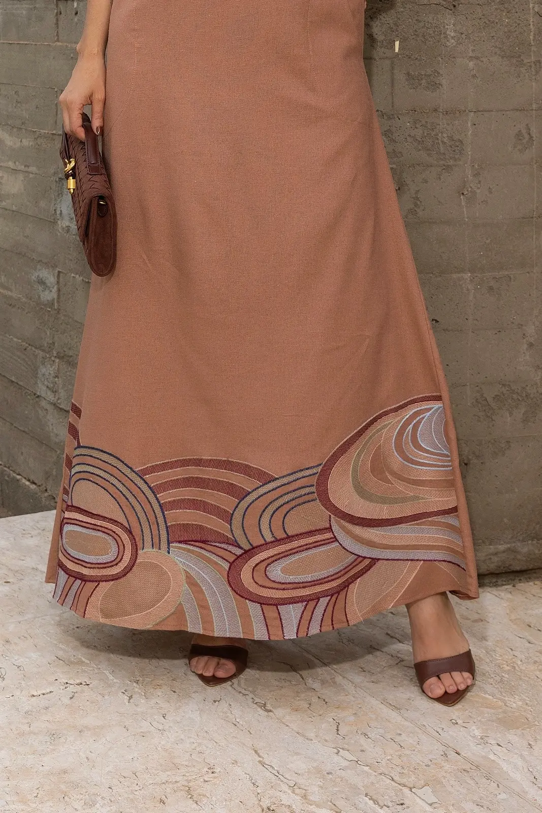 Vestido Bordado Barra Castanho - Imagem 2